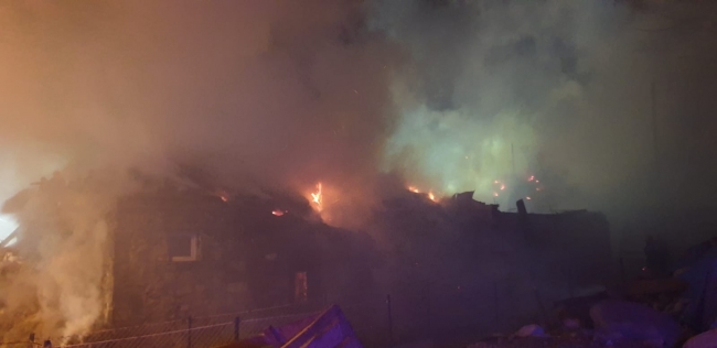 Erzurum'da yangın: 2 ev ve ahır kül oldu